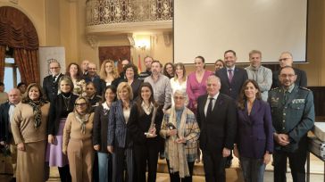 La adoratriz, Antonia Pérez y la joven investigadora, Elena Desdentado, reconocidas en el acto institucional del 8M de Ciudad Real
