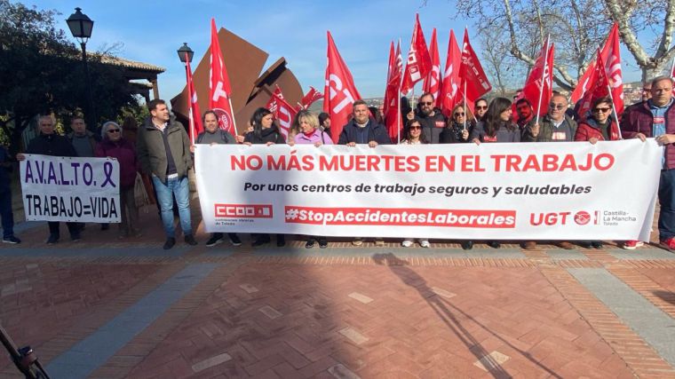 CCOO y UGT Toledo se concentran ante FEDETO para rendir homenaje a las víctimas de accidentes laborales 