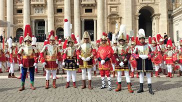Casi un centenar de 'Armaos' de la Ruta de la Pasión de Bolaños de Calatrava iluminan la plaza de El Vaticano (Roma)