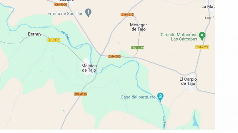 Cuatro dotaciones de bomberos trabajan en la extinción de un gran incendio en Malpica de Tajo