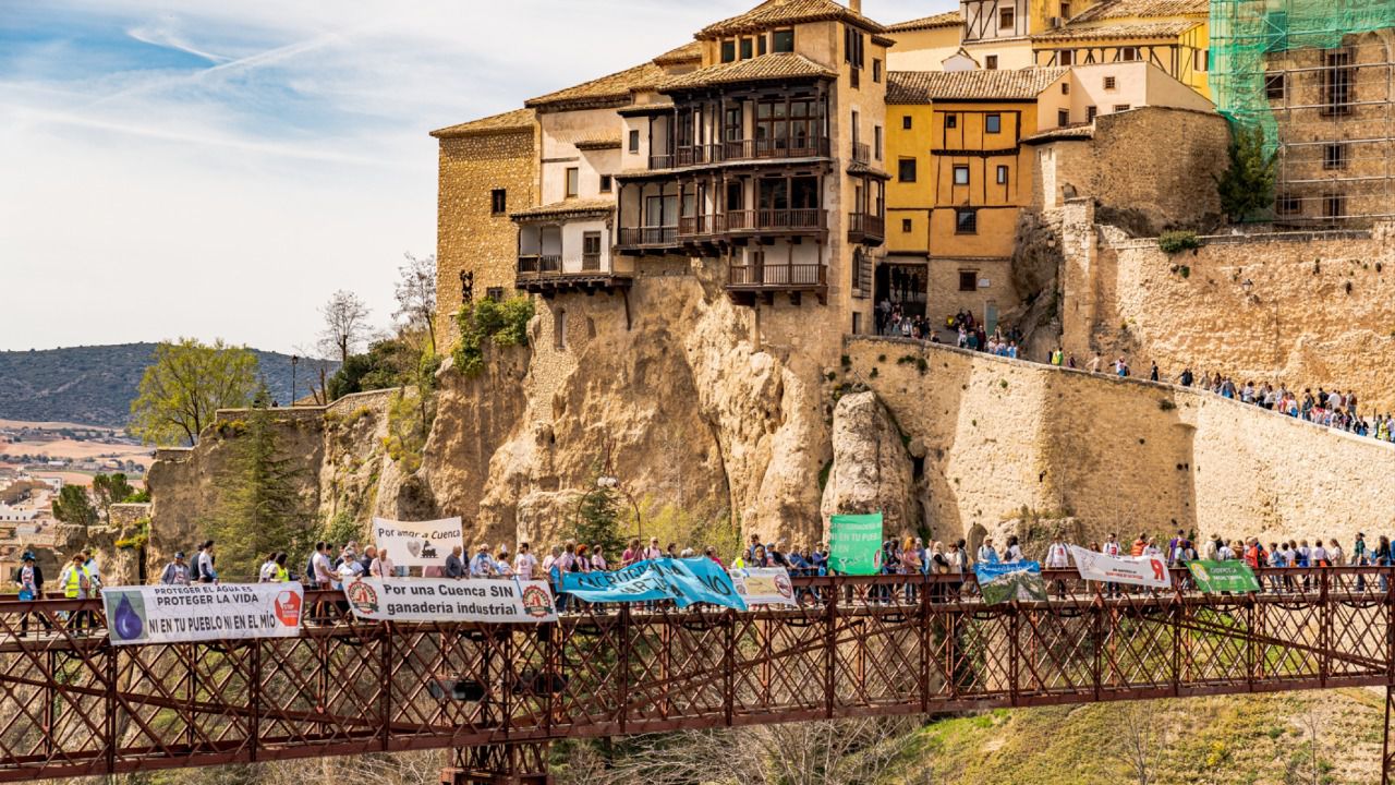 Cientos de personas participan en Cuenca en la cadena humana para reclamar mayor protección del agua frente a la ganadería industrial