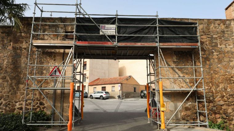 El Ayuntamiento actúa de urgencia en la Puerta del Vado para garantizar la seguridad de los ciudadanos