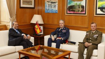 El Presidente de las Cortes recibe al jefe del Mando Aéreo General
