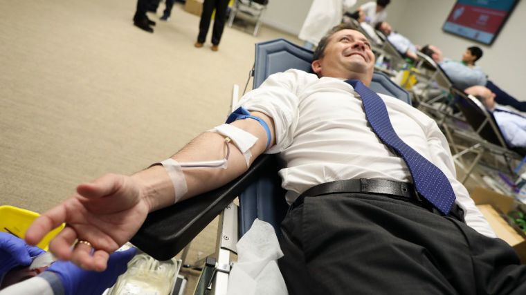 Velázquez anima a los toledanos a donar sangre porque “nunca con tan poco se puede hacer tanto”