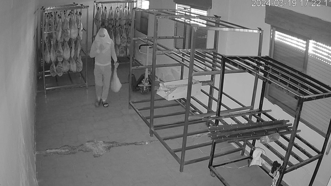 La Guardia Civil detiene al misterioso ladrón de la manta en la cabeza que robaba jamones ibéricos en Polán