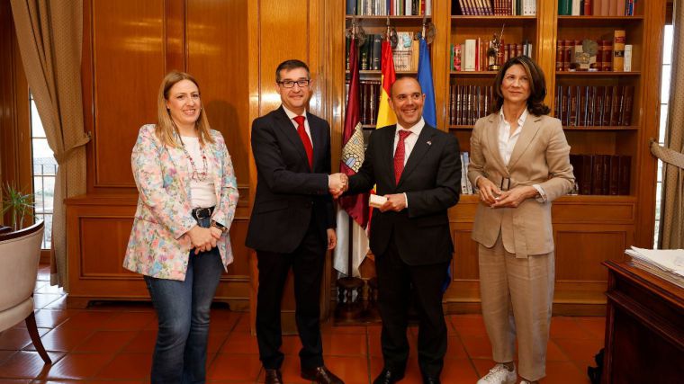 El presidente de las Cortes regionales recibe la primera Memoria Anual y una copia del Plan Estratégico del Consejo Regional de Transparencia 