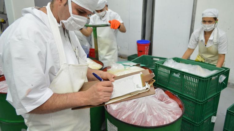 La industria de alimentación y bebidas frena su crecimiento, pero mantiene su capacidad empleadora