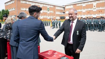 El rector de la UCLM recibe la Cruz con Distintivo Blanco de la Orden del Mérito de la Guardia Civil