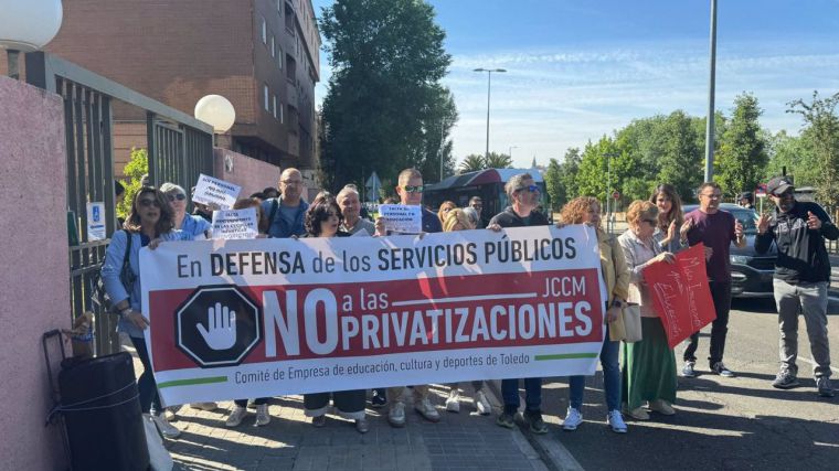 El personal laboral de la Consejería de Educación se moviliza en ante la falta de cobertura de puestos de trabajo