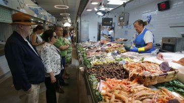 arias personas comprando alimentos en un mercado 