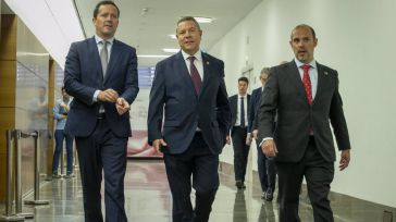 El presidente de C-LM, Emiliano García-Page, junto al alcalde de Toledo, Carlos Velázquez, y el presidente de las Cortes, Pablo Bellido.