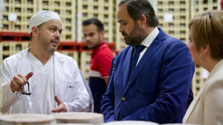 Núñez lamenta 'el desprecio de Page al sector agrícola y ganadero de Castilla-La Mancha' con su renuncia a seguir presidiendo la AREV