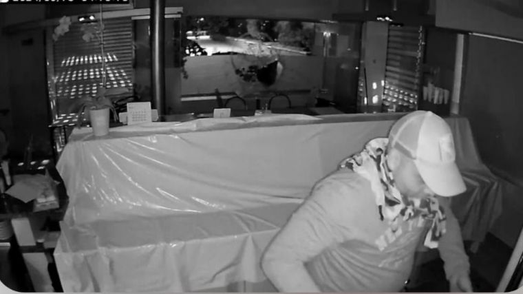 Los comercios del barrio de Santa Teresa en jaque: Rompen el escaparate para robar en una conocida cafetería en mitad de la noche