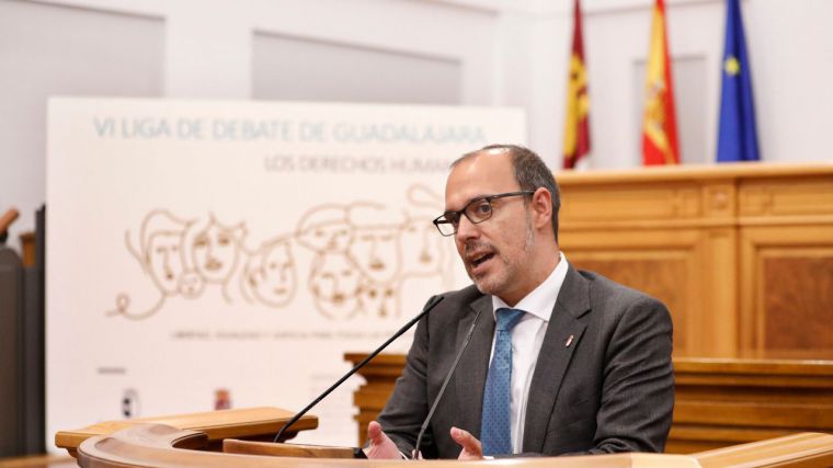 El presidente de las Cortes regionales considera “muy preocupante que la narrativa del odio se esté imponiendo en la conversación pública”