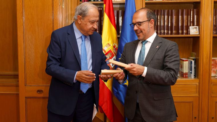 El presidente del Consultivo entrega la Memoria Anual a Pablo Bellido
