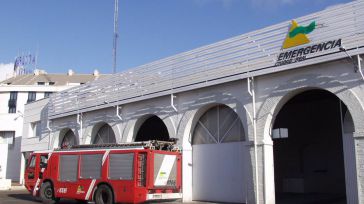 Varias dotaciones de bomberos tratan de extinguir desde esta madrugada un incendio en una nave industrial en Almagro
