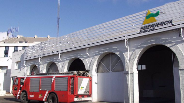 Varias dotaciones de bomberos tratan de extinguir desde esta madrugada un incendio en una nave industrial en Almagro