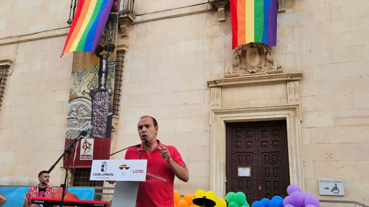 Bellido confirma que la bandera arcoíris volverá a exhibirse el viernes en las Cortes e invita a todas las instituciones a “sentir el orgullo de la igualdad y la diversidad”
