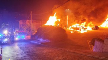 Cuatro vehículos quedan calcinados en el incendio de un parking público en Puertollano