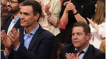 El presidente de Castilla-La Mancha envía su apoyo personal a Sánchez tras la muerte de su suegro