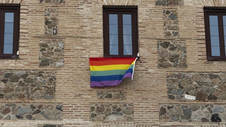Las Cortes regionales se suman al Día del Orgullo LGTBI subrayando que “en una sociedad diversa caben todos los colores, personas e ideologías”
