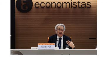 Los economistas elevan dos décimas su previsión de crecimiento del PIB este año, al 2,4%