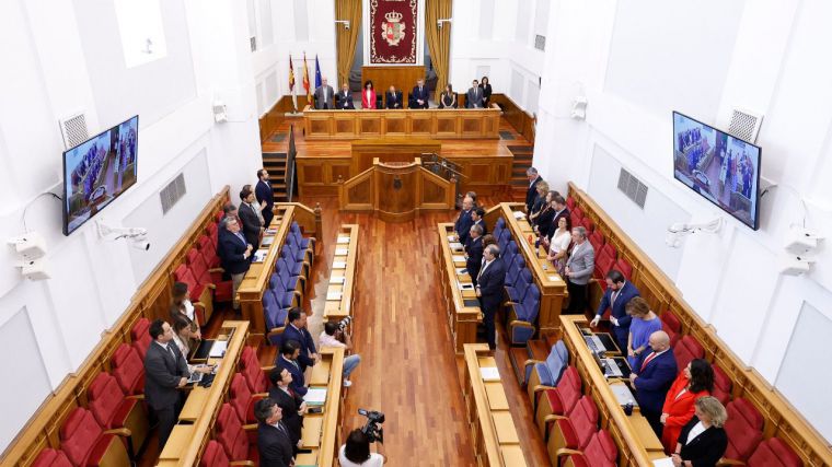 El Pleno de las Cortes regionales arranca con un minuto de silencio por los tres últimos crímenes machistas
