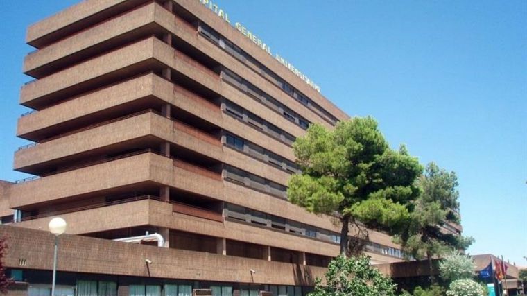 Hospitalizado un trabajador de 46 años tras amputarse una falange de la mano en La Roda