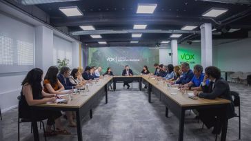 Abascal amenaza ahora los pactos con el PP en ayuntamientos si "colaboran activamente" en el reparto de menas