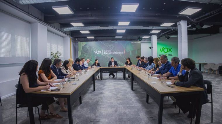 Abascal amenaza ahora los pactos con el PP en ayuntamientos si 'colaboran activamente' en el reparto de menas