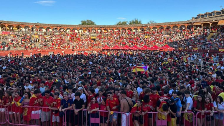 Unas 7.000 personas viven la final de la Eurocopa en la Plaza de Toros de Toledo