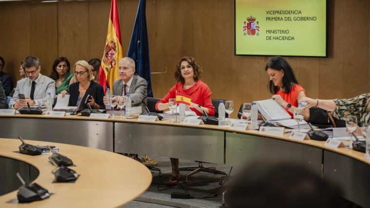 Montero avanza que este mes empezará a reunirse con las CCAA para abordar la condonación de deuda