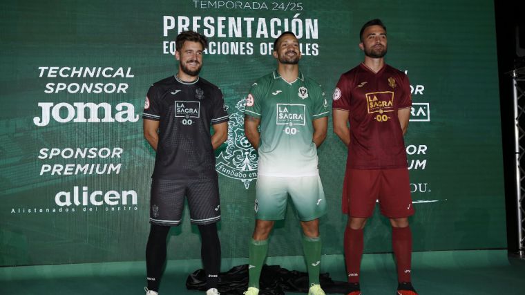 El CD Toledo presenta su equipación para la próxima temporada y renueva su patrocinio con Cerveza LA SAGRA