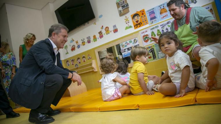 García-Page avanza una nueva edición del Plan Corresponsables dotado con “13,7 millones de euros” para atender a “más de 300.000” menores
