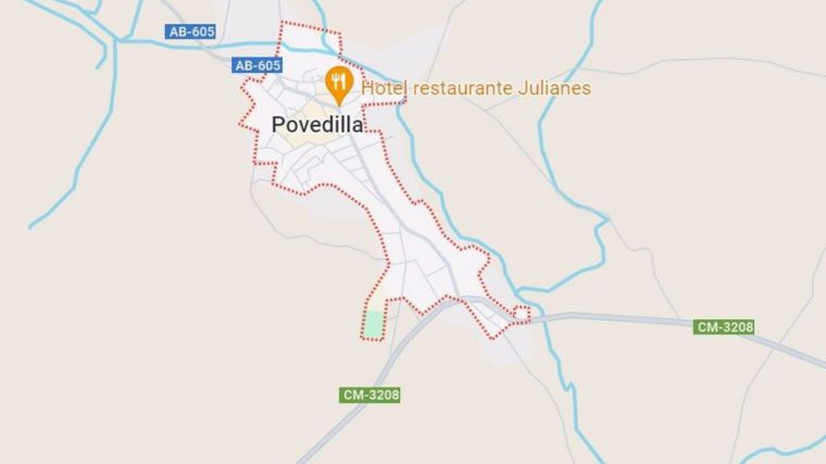 Cortada la CM-412 a la altura de Povedilla (Albacete) tras el incendio de un camión con pacas de paja