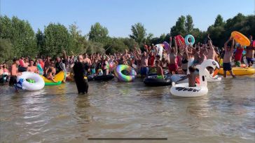 Cientos de personas descienden el Alberche en donut, cisnes y unicornios en una nueva 'Aventutontuna' en Escalona