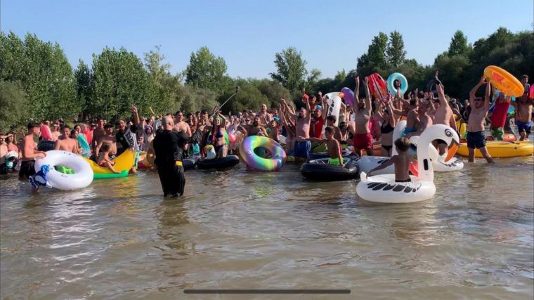 Cientos de personas descienden el Alberche en donut, cisnes y unicornios en una nueva 'Aventutontuna' en Escalona