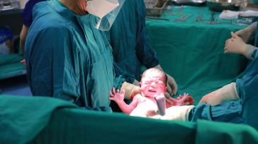 La tasa de cesáreas alcanza el 25,4% de los partos en la sanidad pública de CLM, escalando al 36,5% en la privada