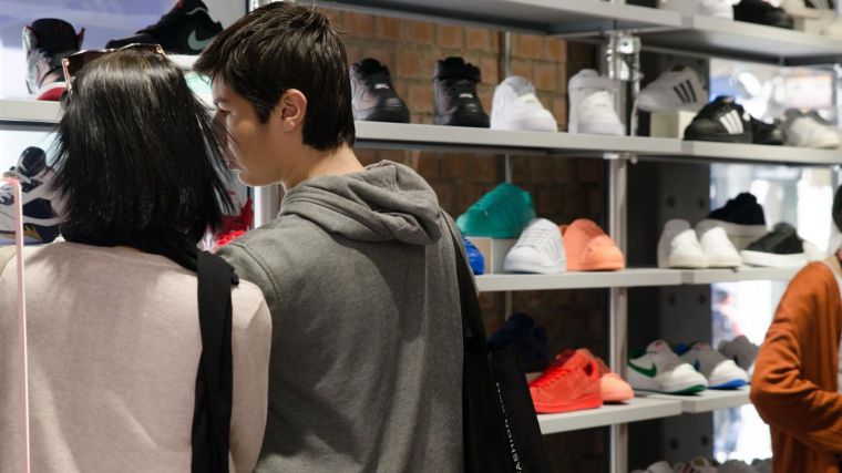 La producción del sector servicios rompe con dos meses de ascensos tras bajar un 1% en junio