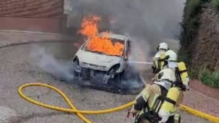 Sorpresa en una urbanización de Santa María de Benquerencia tras arder el motor de un coche en plena calle