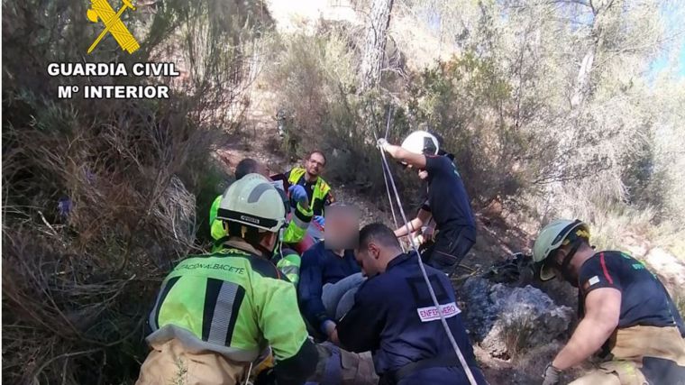 Rescatan en una cascada de Letur a una senderista que se fracturó una pierna tras una caída