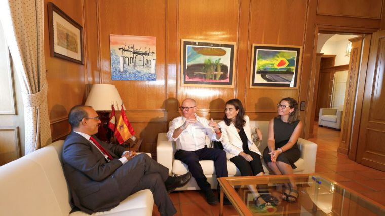 Bellido alienta al representante castellanomanchego del ‘Desafío Santalucía Seniors’ antes de su viaje a Perú