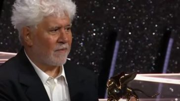 El presidente de la Diputación de Ciudad Real felicita a Pedro Almodóvar por conseguir el León de Oro en el Festival Internacional de Cine de Venecia