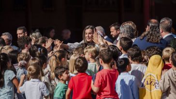 Alumnos y docentes del colegio Maestra Plácida de Azuqueca se vuelcan con la Reina en la apertura del curso escolar