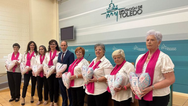 La Diputación de Toledo colabora en el VI Macroencuentro de la asociación Manos y Voces para tejer cojines terapéuticos 