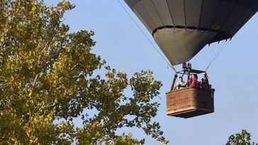 Susto en Ciudad Real: Un globo aerostático queda atrapado con riesgo de explosión con dos turistas ingleses en su interior