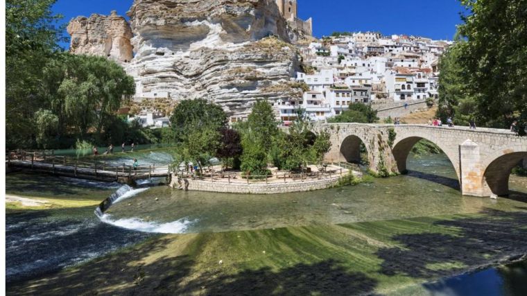 Una quincena de coches arrastrados por el agua tras el desbordamiento de la cañada en Alcalá del Júcar