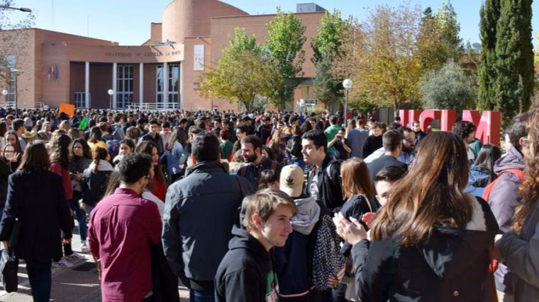 Los universitarios se echan a la calle y piden a la Junta una financiación adecuada de la UCLM