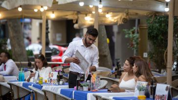 La producción del sector servicios escala al 5,2% en julio y recupera el tono positivo