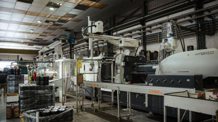 La producción industrial vuelve a tasas negativas en agosto, con un descenso del 2,9% en CLM y del 3,5% en el país